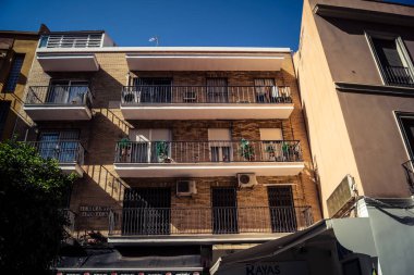 Seville, İspanya, 21 Eylül 2025 Seville şehir merkezindeki tarihi bölgedeki binaların mimarisi ve cephesi.