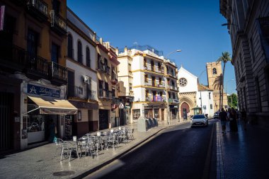 Seville, İspanya, 21 Eylül 2025 Seville şehir merkezindeki tarihi bölgedeki binaların mimarisi ve cephesi.