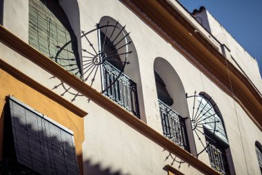 Seville, İspanya, 21 Eylül 2025 Seville şehir merkezindeki tarihi bölgedeki binaların mimarisi ve cephesi.