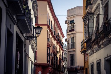 Seville, İspanya, 21 Eylül 2025 Seville şehir merkezindeki tarihi bölgedeki binaların mimarisi ve cephesi.