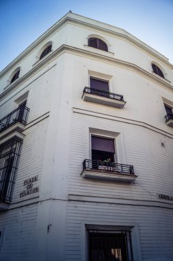 Seville, İspanya, 21 Eylül 2025 Seville şehir merkezindeki tarihi bölgedeki binaların mimarisi ve cephesi.