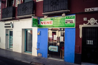 Seville, İspanya, 21 Eylül 2025 Seville şehir merkezindeki tarihi bölgedeki binaların mimarisi ve cephesi.