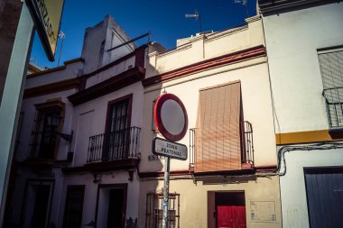 Seville, İspanya, 21 Eylül 2025 Seville şehir merkezindeki tarihi bölgedeki binaların mimarisi ve cephesi.