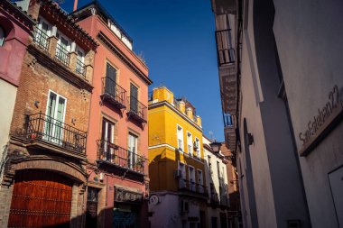 Seville, İspanya, 21 Eylül 2025 Seville şehir merkezindeki tarihi bölgedeki binaların mimarisi ve cephesi.