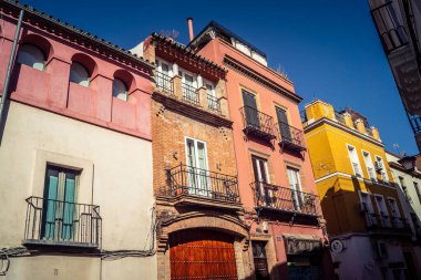 Seville, İspanya, 21 Eylül 2025 Seville şehir merkezindeki tarihi bölgedeki binaların mimarisi ve cephesi.