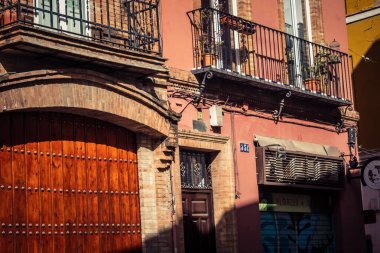 Seville, İspanya, 21 Eylül 2025 Seville şehir merkezindeki tarihi bölgedeki binaların mimarisi ve cephesi.