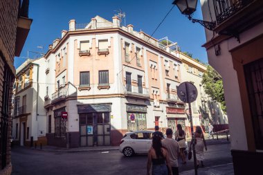 Seville, İspanya, 21 Eylül 2025 Sevilla şehir merkezindeki tarihi binaların ve sokakların manzarası.
