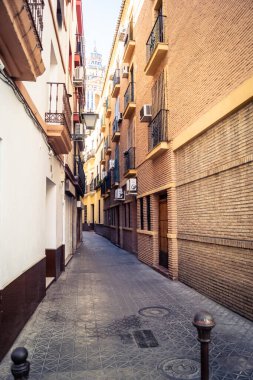 Seville, İspanya, 21 Eylül 2025 Sevilla şehir merkezindeki tarihi binaların ve sokakların manzarası.