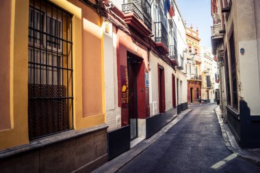 Seville, İspanya, 21 Eylül 2025 Sevilla şehir merkezindeki tarihi binaların ve sokakların manzarası.