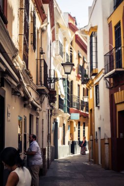 Seville, İspanya, 21 Eylül 2025 Sevilla şehir merkezindeki tarihi binaların ve sokakların manzarası.