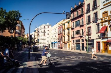 Seville, İspanya, 21 Eylül 2025 Sevilla şehir merkezindeki tarihi binaların ve sokakların manzarası.