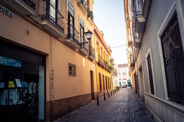 Seville, İspanya, 21 Eylül 2025 Sevilla şehir merkezindeki tarihi binaların ve sokakların manzarası.