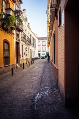 Seville, İspanya, 21 Eylül 2025 Sevilla şehir merkezindeki tarihi binaların ve sokakların manzarası.