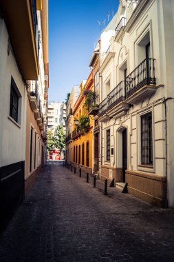 Seville, İspanya, 21 Eylül 2025 Sevilla şehir merkezindeki tarihi binaların ve sokakların manzarası.