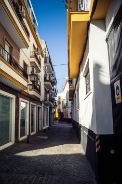 Seville, İspanya, 21 Eylül 2025 Sevilla şehir merkezindeki tarihi binaların ve sokakların manzarası.