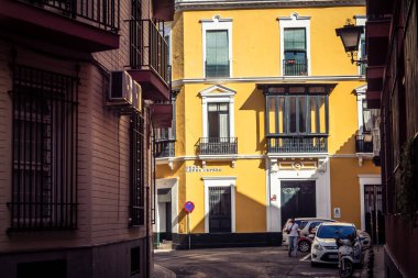 Seville, İspanya, 21 Eylül 2025 Sevilla şehir merkezindeki tarihi binaların ve sokakların manzarası.