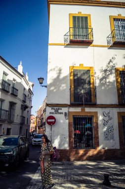 Seville, İspanya, 21 Eylül 2025 Sevilla şehir merkezindeki tarihi binaların ve sokakların manzarası.