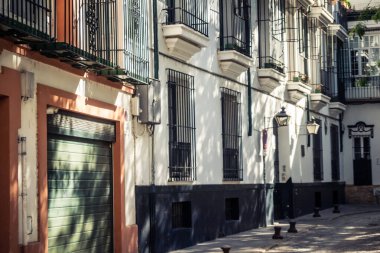 Seville, İspanya, 21 Eylül 2025 Sevilla şehir merkezindeki tarihi binaların ve sokakların manzarası.