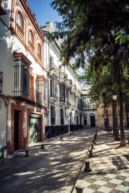 Seville, İspanya, 21 Eylül 2025 Sevilla şehir merkezindeki tarihi binaların ve sokakların manzarası.