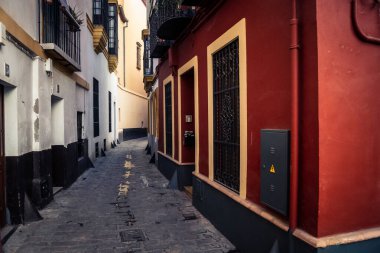 Seville, İspanya, 21 Eylül 2025 Sevilla şehir merkezindeki tarihi binaların ve sokakların manzarası.