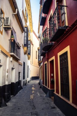 Seville, İspanya, 21 Eylül 2025 Sevilla şehir merkezindeki tarihi binaların ve sokakların manzarası.