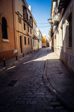 Seville, İspanya, 21 Eylül 2025 Sevilla şehir merkezindeki tarihi binaların ve sokakların manzarası.
