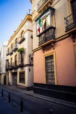 Seville, İspanya, 21 Eylül 2025 Sevilla şehir merkezindeki tarihi binaların ve sokakların manzarası.