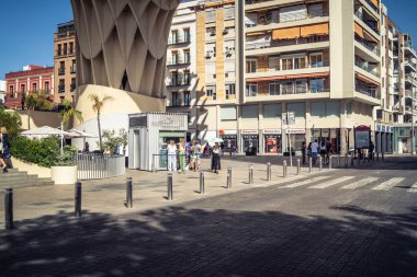 Seville, İspanya, 21 Eylül 2025 Sevilla şehir merkezindeki tarihi binaların ve sokakların manzarası.