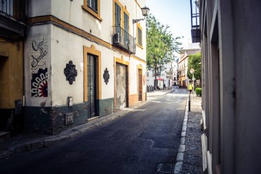 Seville, İspanya, 21 Eylül 2025 Sevilla şehir merkezindeki tarihi binaların ve sokakların manzarası.