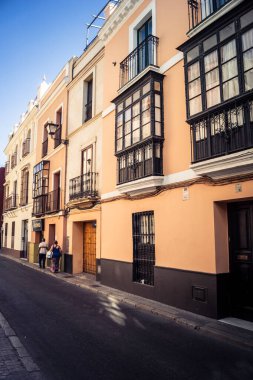 Seville, İspanya, 21 Eylül 2025 Sevilla şehir merkezindeki tarihi binaların ve sokakların manzarası.