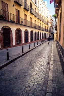 Seville, İspanya, 21 Eylül 2025 Sevilla şehir merkezindeki tarihi binaların ve sokakların manzarası.