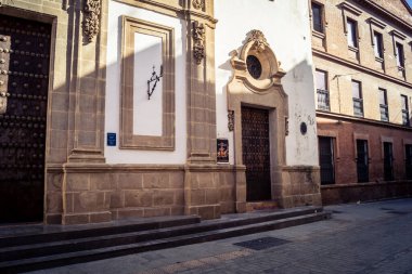 Seville, İspanya, 21 Eylül 2025 Sevilla şehir merkezindeki tarihi binaların ve sokakların manzarası.