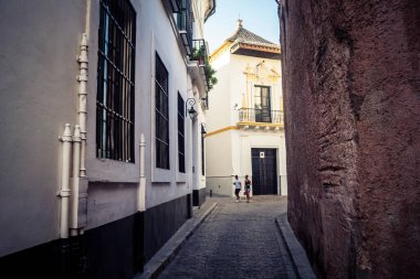 Seville, İspanya, 21 Eylül 2025 Sevilla şehir merkezindeki tarihi binaların ve sokakların manzarası.