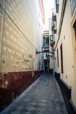 Seville, İspanya, 21 Eylül 2025 Sevilla şehir merkezindeki tarihi binaların ve sokakların manzarası.