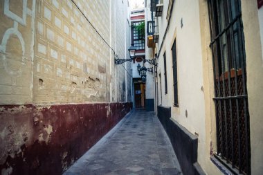 Seville, İspanya, 21 Eylül 2025 Sevilla şehir merkezindeki tarihi binaların ve sokakların manzarası.