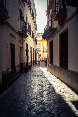 Seville, İspanya, 21 Eylül 2025 Sevilla şehir merkezindeki tarihi binaların ve sokakların manzarası.