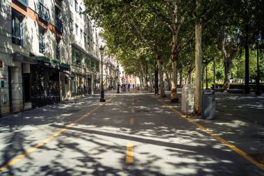 Seville, İspanya, 21 Eylül 2025 Sevilla şehir merkezindeki tarihi binaların ve sokakların manzarası.