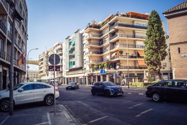 Seville, İspanya, 21 Eylül 2025 Sevilla şehir merkezindeki tarihi binaların ve sokakların manzarası.