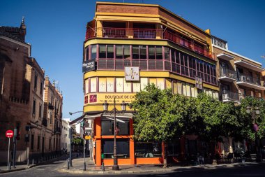 Seville, İspanya, 21 Eylül 2025 Sevilla şehir merkezindeki tarihi binaların ve sokakların manzarası.