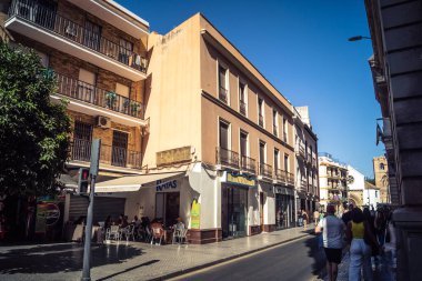 Seville, İspanya, 21 Eylül 2025 Sevilla şehir merkezindeki tarihi binaların ve sokakların manzarası.
