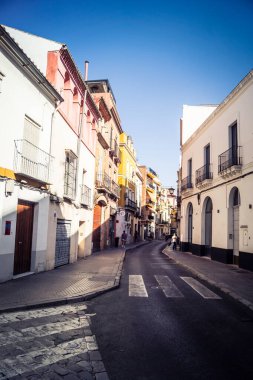 Seville, İspanya, 21 Eylül 2025 Sevilla şehir merkezindeki tarihi binaların ve sokakların manzarası.