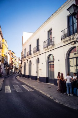 Seville, İspanya, 21 Eylül 2025 Sevilla şehir merkezindeki tarihi binaların ve sokakların manzarası.