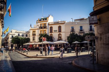 Seville, İspanya, 21 Eylül 2025 Sevilla şehir merkezindeki tarihi binaların ve sokakların manzarası.