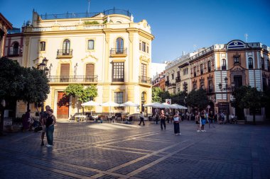 Seville, İspanya, 21 Eylül 2025 Sevilla şehir merkezindeki tarihi binaların ve sokakların manzarası.
