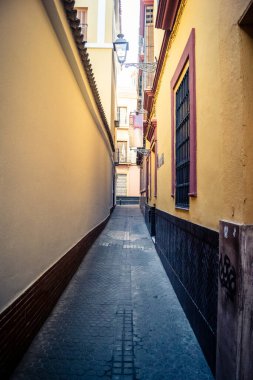 Seville, İspanya, 21 Eylül 2025 Sevilla şehir merkezindeki tarihi binaların ve sokakların manzarası.