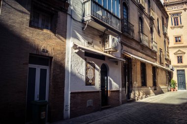 Seville, İspanya, 21 Eylül 2025 Sevilla şehir merkezindeki tarihi binaların ve sokakların manzarası.