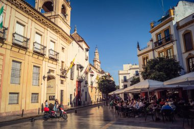 Seville, İspanya, 21 Eylül 2025 Sevilla şehir merkezindeki tarihi binaların ve sokakların manzarası.