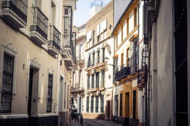 Seville, İspanya, 21 Eylül 2025 Sevilla şehir merkezindeki tarihi binaların ve sokakların manzarası.