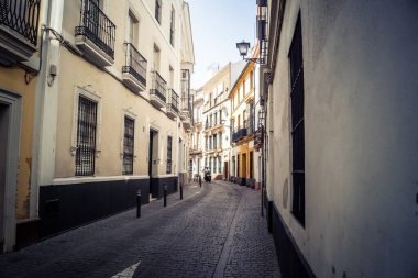 Seville, İspanya, 21 Eylül 2025 Sevilla şehir merkezindeki tarihi binaların ve sokakların manzarası.