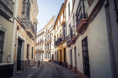 Seville, İspanya, 21 Eylül 2025 Sevilla şehir merkezindeki tarihi binaların ve sokakların manzarası.